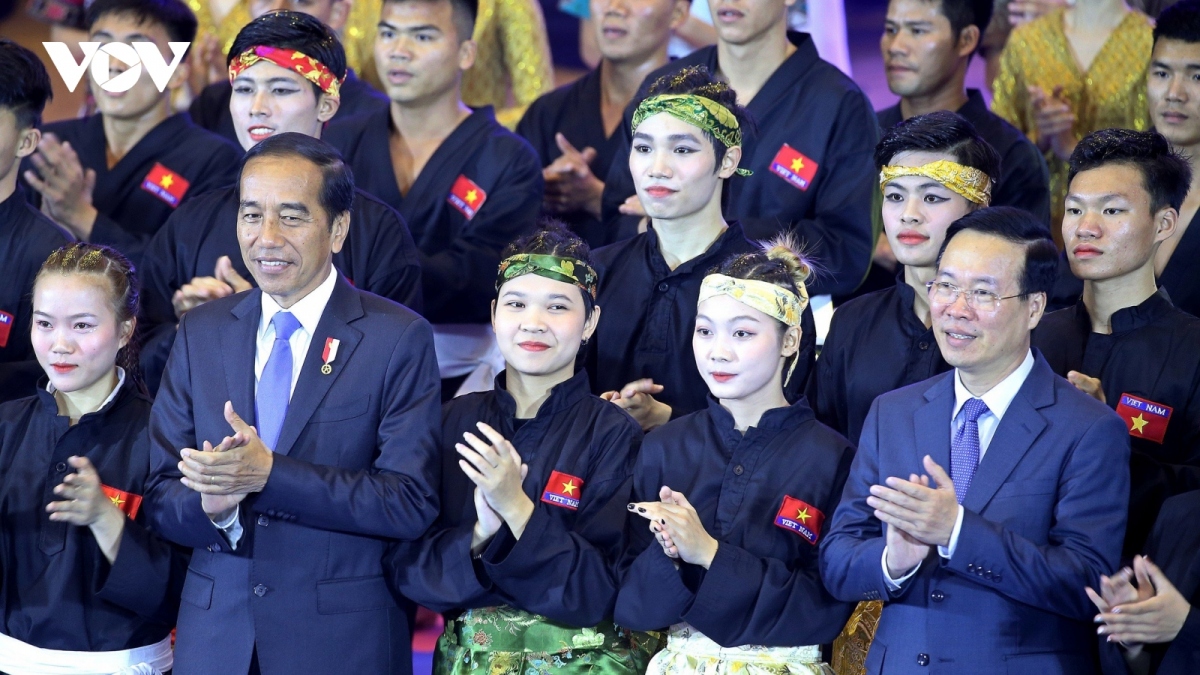 President Thuong and Indonesian counterpart enjoy martial art performances